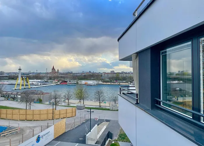 Riverfront With Balcony And Ac Apartment Wien